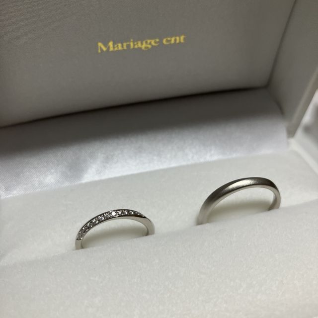 【Mariage ent(マリアージュエント)の口コミ】 女性の方は細身のデザインが気に入りました。ダイヤは自分側からも相手側…