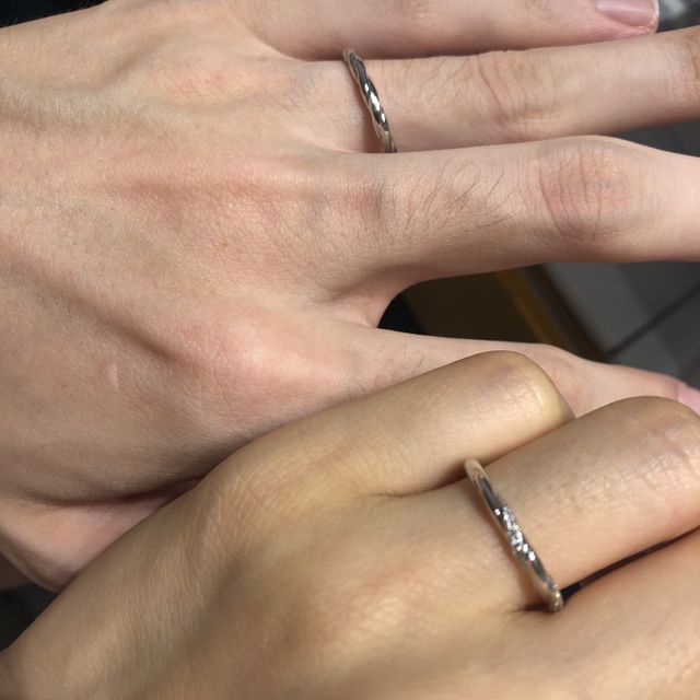 【銀座ダイヤモンドシライシの口コミ】 新郎新婦ともにシンプルなデザインが良いと意見が一致し、宝石がついてい…