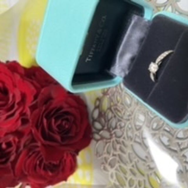 【ティファニー(Tiffany & Co.)の口コミ】 シンプルで王道な一粒ダイヤも素敵でしたが、複数試着したのち周りにもダ…