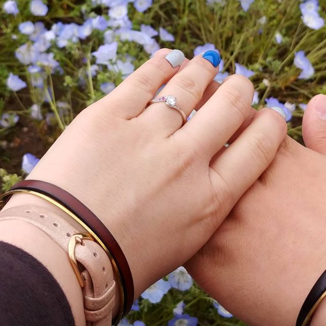 【出雲結(いずもゆい)の口コミ】 中央の儚げなダイヤにそれを囲むピンクサファイアの彩りが輝き、とても可…