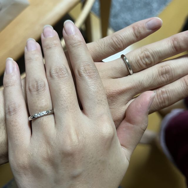 【4℃ BRIDAL(ヨンドシーブライダル)の口コミ】 デザインは男性用はシンプルではあるが、銀色の輝きがすごく付けた時の感…