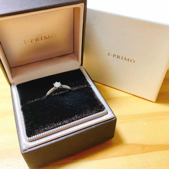 【アイプリモ(I-PRIMO)の口コミ】 元々、婚約指輪のデザインとしてストレート型の6本爪、立て爪でも高さのな…