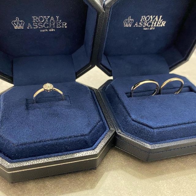 【ROYAL ASSCHER(ロイヤル・アッシャー)の口コミ】 妻の気にいるカットデザインだった為、購入を決めました。
値段も予算の範…