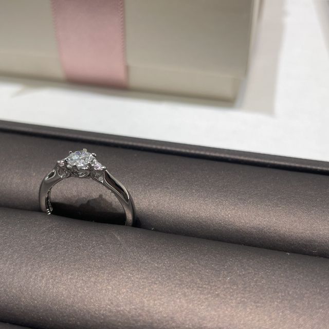 【アイプリモ(I-PRIMO)の口コミ】 指輪のデザイン、留め具の部分が横から見るとハートであったり、両サイド…