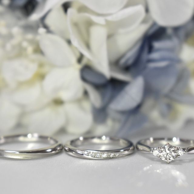 【銀座ダイヤモンドシライシの口コミ】 婚約指輪はメレダイヤが入ったもの、結婚指輪は斜めにダイヤが並んだもの…