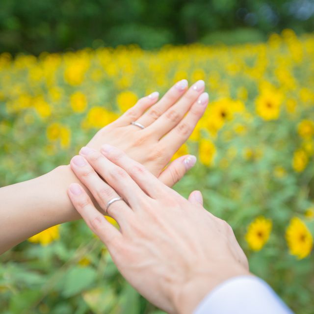 【銀座ダイヤモンドシライシの口コミ】 デザインはウェーブ、色はシルバーで斜めにダイヤモンドが入っている、と…