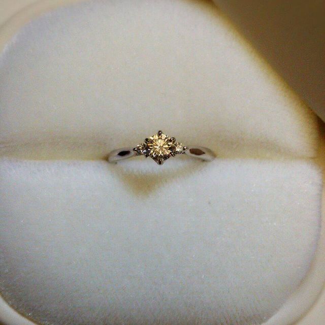 【俄(にわか)の口コミ】 写真の角度から見ると6か所ツメで止めただけのシンプルなデザインですが、…