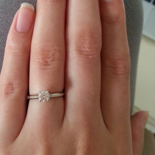 【カルティエ(Cartier)の口コミ】 婚約指輪は絶対に王道デザインの一粒ダイヤと昔から決めていました。
王道…