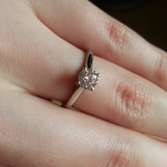 【カルティエ(Cartier)の口コミ】 婚約指輪は絶対に王道デザインの一粒ダイヤと昔から決めていました。
王道…