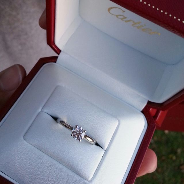 【カルティエ(Cartier)の口コミ】 婚約指輪は絶対に王道デザインの一粒ダイヤと昔から決めていました。
王道…