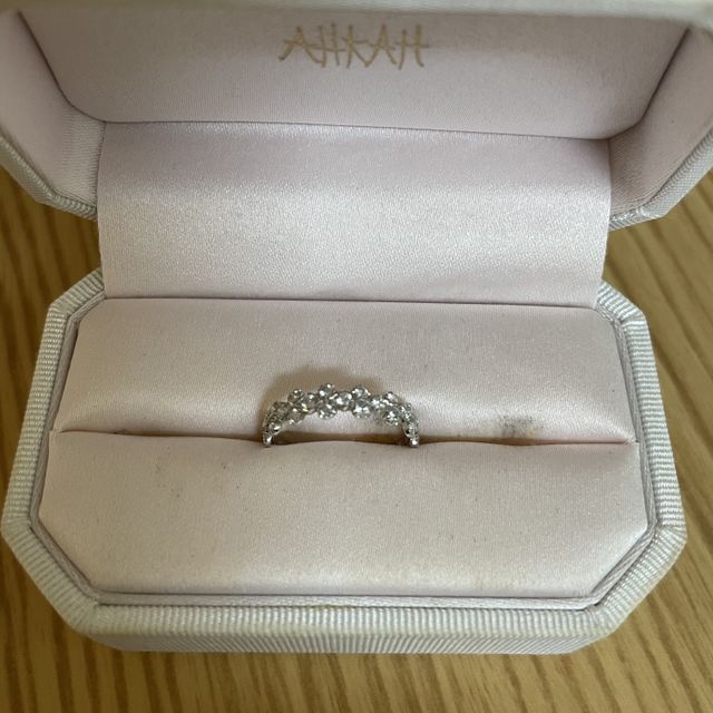 【AHKAH(アーカー)の口コミ】 普段使いもできるようにシンプルなデザインを選びました。あまり石が大き…