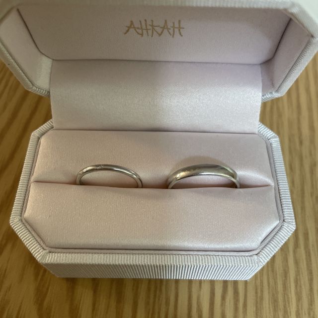 【AHKAH(アーカー)の口コミ】 婚約指輪は自分1人で決めたので、結婚指輪は主人の気に入ったものをと思っ…
