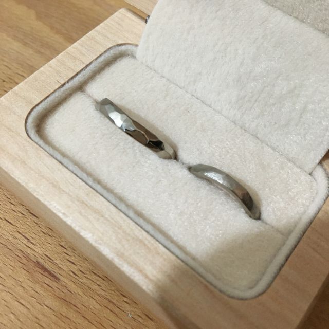 【uchimari(ウチマリ)の口コミ】 2人で手作りという点が決め手でした。さまざまなサンプルから2人の肌馴染…