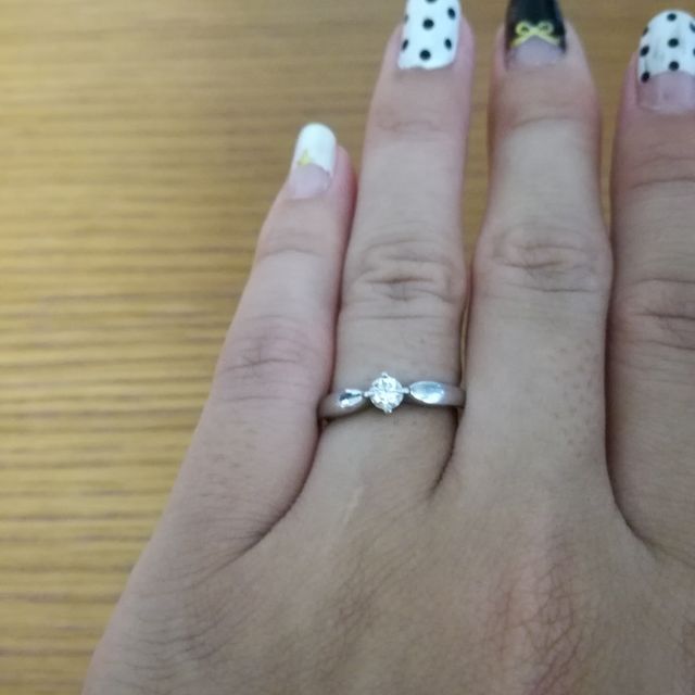 【ブルガリ(BVLGARI)の口コミ】 シンプルなデザインのものを探していました。ダイヤの部分は横から見ると…