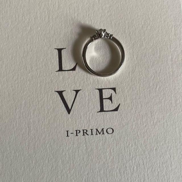 【アイプリモ(I-PRIMO)の口コミ】 指輪の名前とデザインがとても気に入りました。メインダイヤの横の散りば…