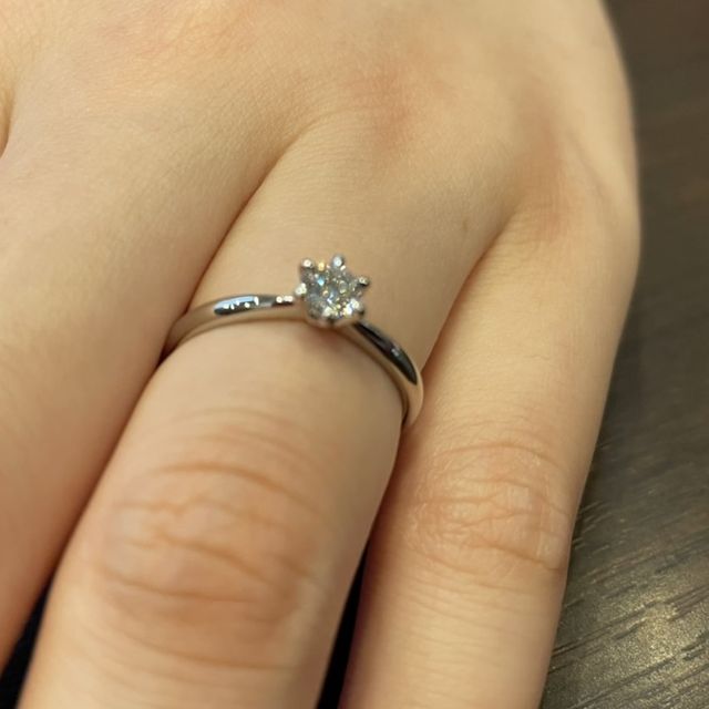 【ケイウノ ブライダル(K.UNO BRIDAL)の口コミ】 価格に加え、シンプルなデザインがよかったので、試着するうちにダイヤ1個…