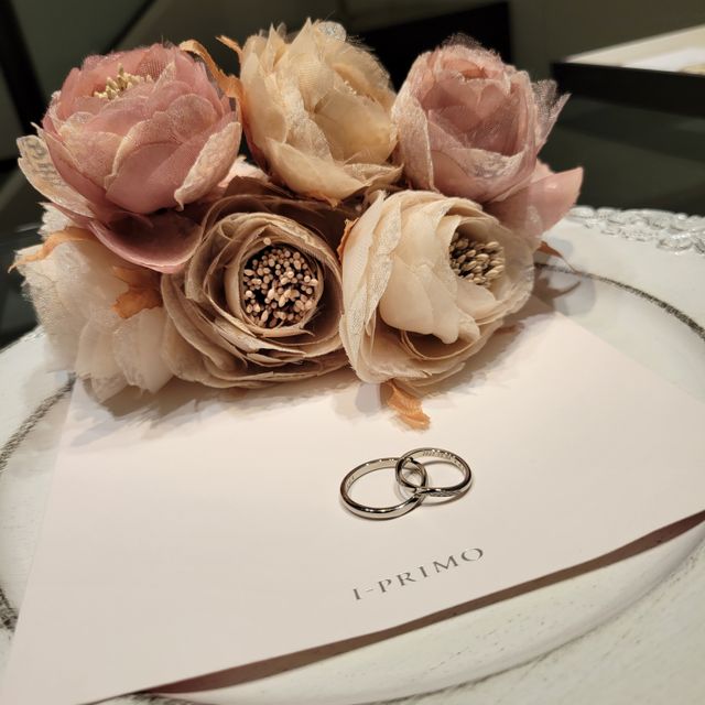【アイプリモ(I-PRIMO)の口コミ】 ペア感がとてもよかったです。新婦側のダイヤモンドの付き方が正面ではな…