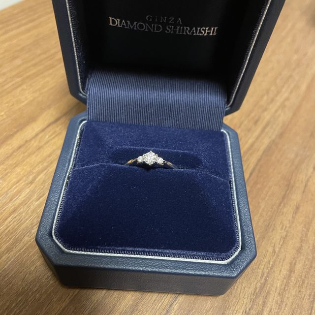 【銀座ダイヤモンドシライシの口コミ】 プラチナ素材の、サイドにもダイヤのついている指輪に憧れがあったので、…