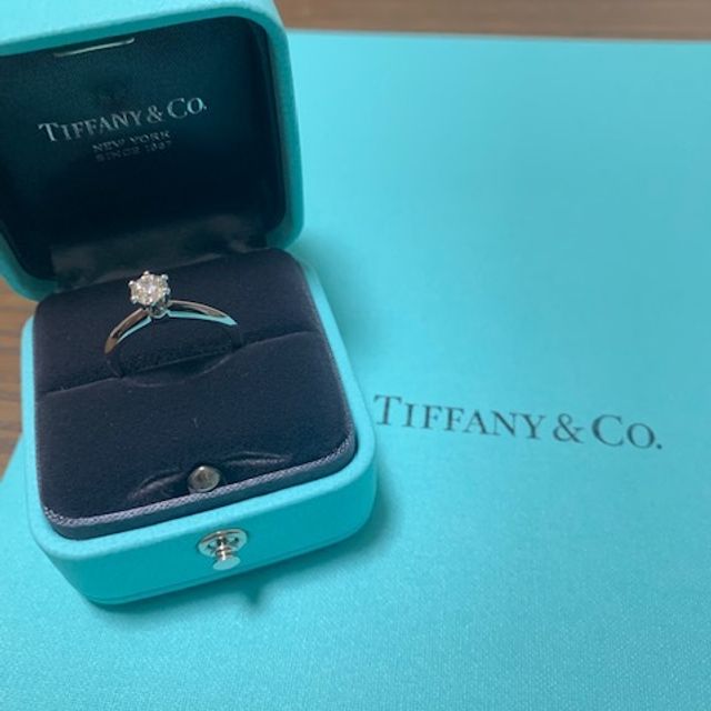 【ティファニー(Tiffany & Co.)の口コミ】 細身の指輪であることと、シンプルなデザインでダイヤが映えることが婚約…