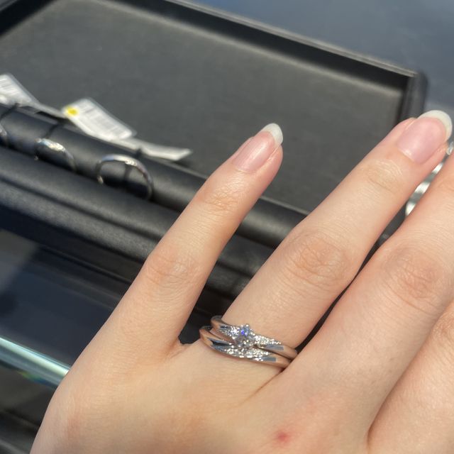 【エクセルコダイヤモンド(EXELCO DIAMOND)の口コミ】 2人でペアのデザインにできるところとアフターサービス
婚約指輪を当日中…