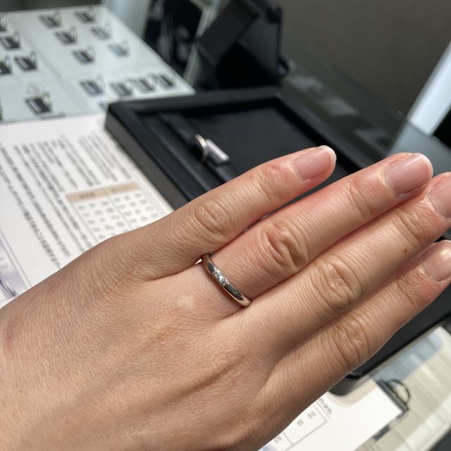 【ラザール ダイヤモンド(LAZARE DIAMOND)の口コミ】 正面にダイヤが3粒ついているものは他ブランドでも多々見受けられますが、…