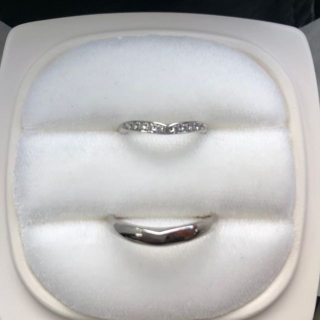 【俄(にわか)の口コミ】 新婦の指が短いため、なるべく細く
カーブがあるデザインで綺麗に見えるも…