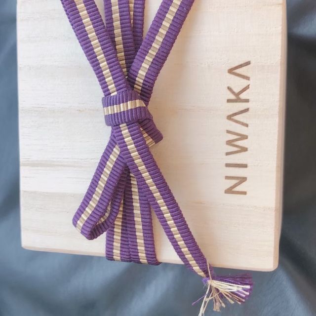 【俄(にわか)の口コミ】 新婦の指が短いため、なるべく細く
カーブがあるデザインで綺麗に見えるも…