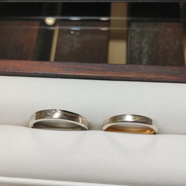 【杢目金屋(もくめがねや)の口コミ】 木目調のデザインが印象的なデザインです。新郎新婦2人の指輪を1つの金属…