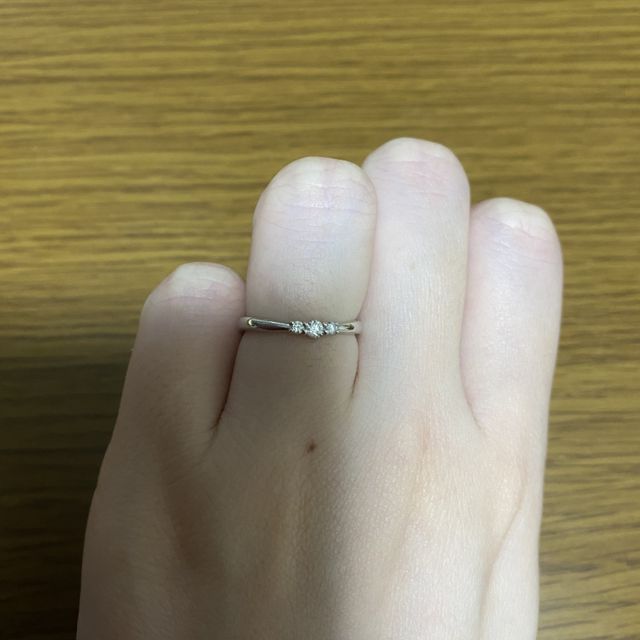 【アンジェリックフォセッテ(Angelique Fossette)の口コミ】 私は中心にダイヤがあるデザインが好きで、
色々探した結果このデザインに…