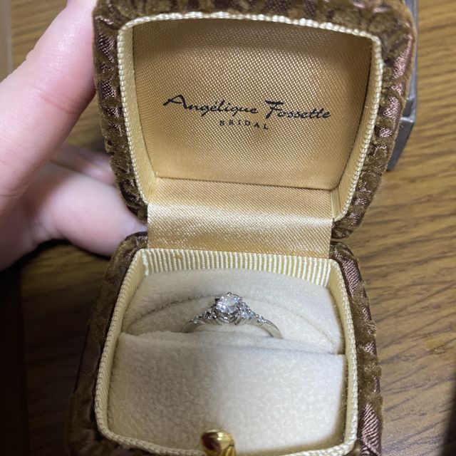 【アンジェリックフォセッテ(Angelique Fossette)の口コミ】 私は中心にダイヤがあるデザインが好きで、
色々探した結果このデザインに…