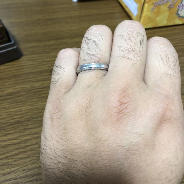 【アンジェリックフォセッテ(Angelique Fossette)の口コミ】 この指輪の男らしいラインやシンプルなデザインに一目惚れして購入しまし…