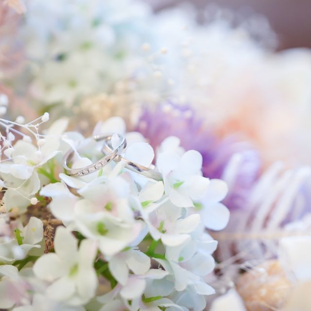 【RosettE(ロゼット)の口コミ】 ウェーブのデザインが好きで、石の大きさも大きすぎず気に入りました。男…