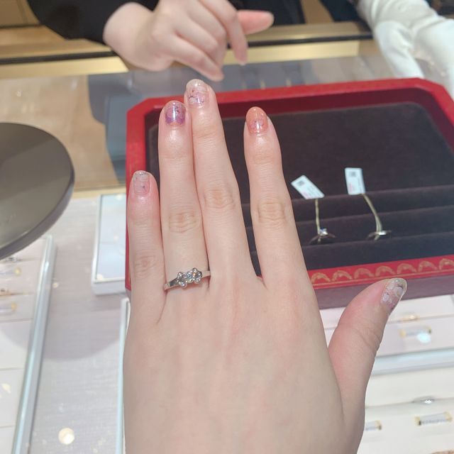 【カルティエ(Cartier)の口コミ】 真ん中の大きなダイヤの周りに、ハート型が2つ横を向いたようなデザインが…