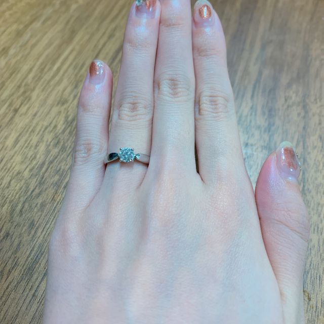【ティファニー(Tiffany & Co.)の口コミ】 最初に婚約指輪を試着したリングで、どうしてもこのダイヤの輝きと可愛さ…