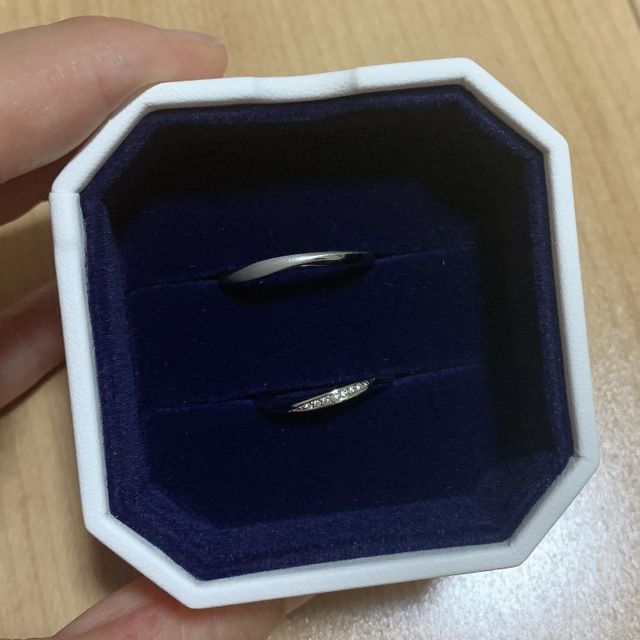 【4℃ BRIDAL(ヨンドシーブライダル)の口コミ】 指輪のデザインは少しウエーブのかかったものにしました。職場でも付けた…