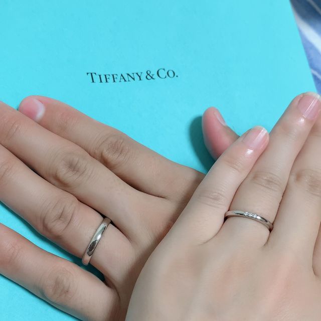 【ティファニー(Tiffany & Co.)の口コミ】 指輪の価格は二つで30万ほどでした。
三つダイヤが気に入ってこちらに決め…