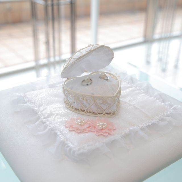 【ティファニー(Tiffany & Co.)の口コミ】 指輪の価格は二つで30万ほどでした。
三つダイヤが気に入ってこちらに決め…