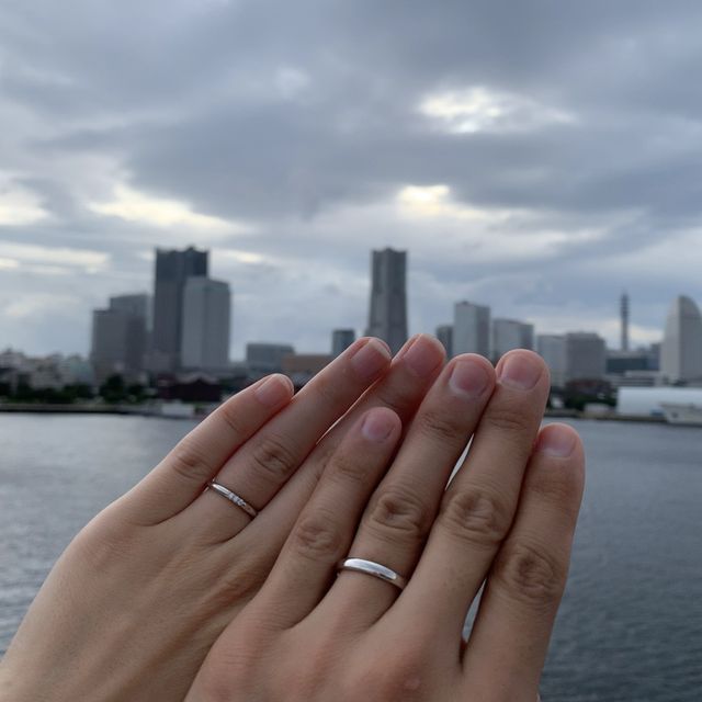 【ティファニー(Tiffany & Co.)の口コミ】 指輪の価格は二つで30万ほどでした。
三つダイヤが気に入ってこちらに決め…