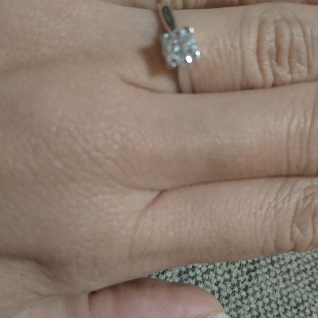 【ハリー・ウィンストン(Harry Winston)の口コミ】 婚約指輪と聞いて誰もが想像するような一粒石が理想だった。ティファニー…