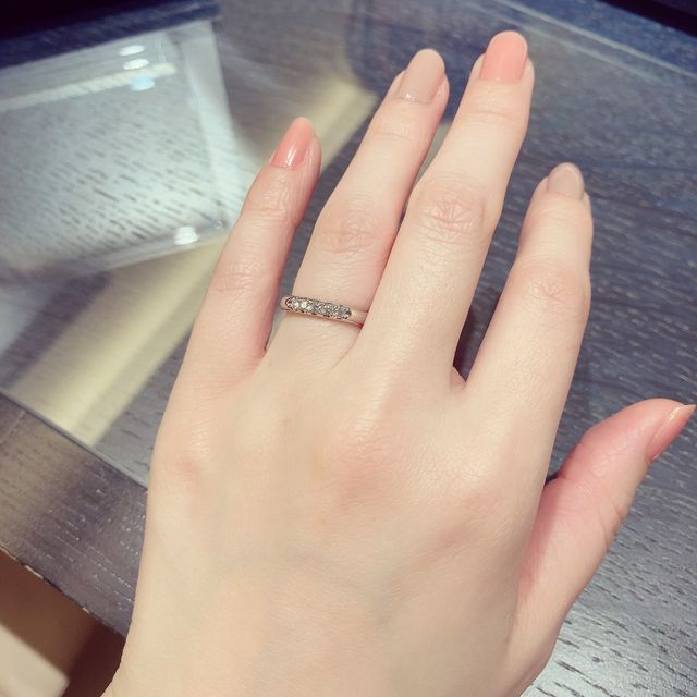 【MIKIMOTO(ミキモト)の口コミ】 ストレートタイプのダイヤモンドが3石と5石のもので悩みましたがこちらの5…
