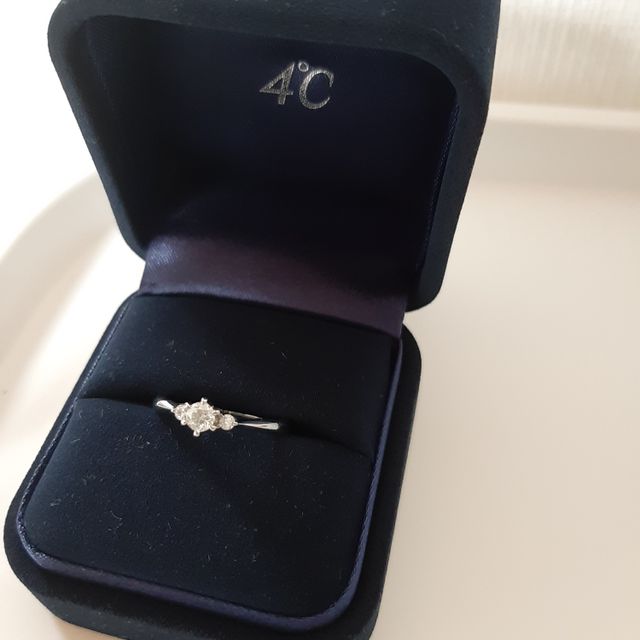 【4℃ BRIDAL(ヨンドシーブライダル)の口コミ】 婚約指輪としての、おしゃれで華やかさもあり、シンプルなデザインが気に…