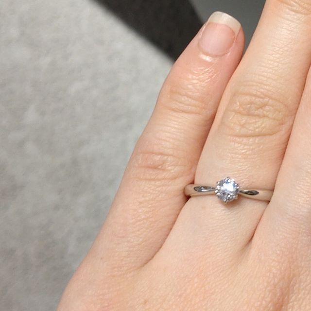 【銀座ダイヤモンドシライシの口コミ】 こだわりのあるダイヤと、洗練されたアームの部分の角度が絶妙に良いバラ…