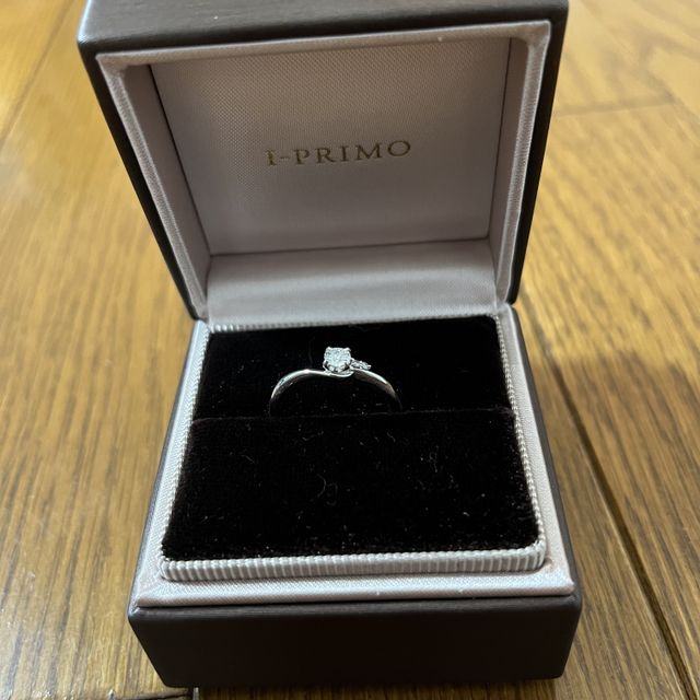 【アイプリモ(I-PRIMO)の口コミ】 デザイン

センターダイヤモンドにメレダイヤモンド２つがついております…