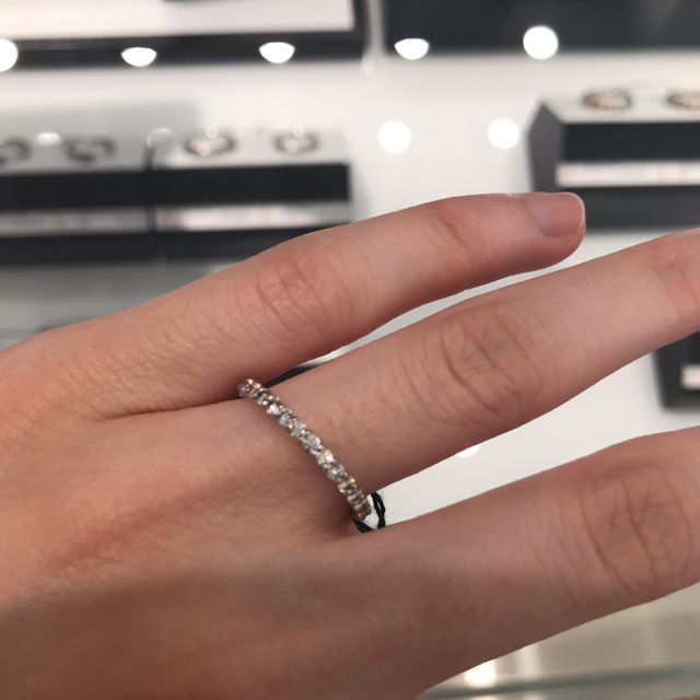 【ROYAL ASSCHER(ロイヤル・アッシャー)の口コミ】 シンプルなリングとエタニティリングを重ねづけできるよう2つ購入で検討し…