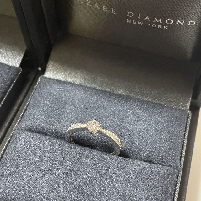 【ラザール ダイヤモンド(LAZARE DIAMOND)の口コミ】 ストレートの形が良くて婚約指輪は華やかなデザインが良かったのでそこに…