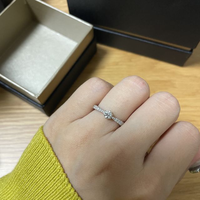 【ラザール ダイヤモンド(LAZARE DIAMOND)の口コミ】 ストレートの形が良くて婚約指輪は華やかなデザインが良かったのでそこに…