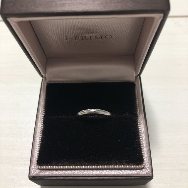 【アイプリモ(I-PRIMO)の口コミ】 片側にメレダイヤが敷き詰められているので、シンプルだけど、ゴージャス…