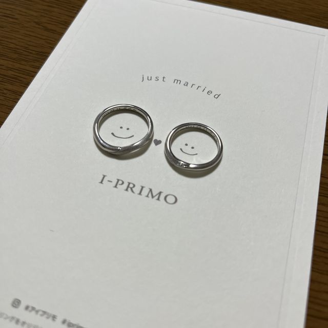 【アイプリモ(I-PRIMO)の口コミ】 ウェーブした形がとてもかわいく、女性の指輪には七つのダイヤがついてい…