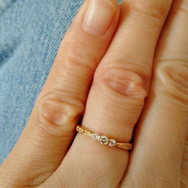 【銀座ダイヤモンドシライシの口コミ】 ゴールドの指輪にあこがれていて、こちらに決めました。デザインはシンプ…