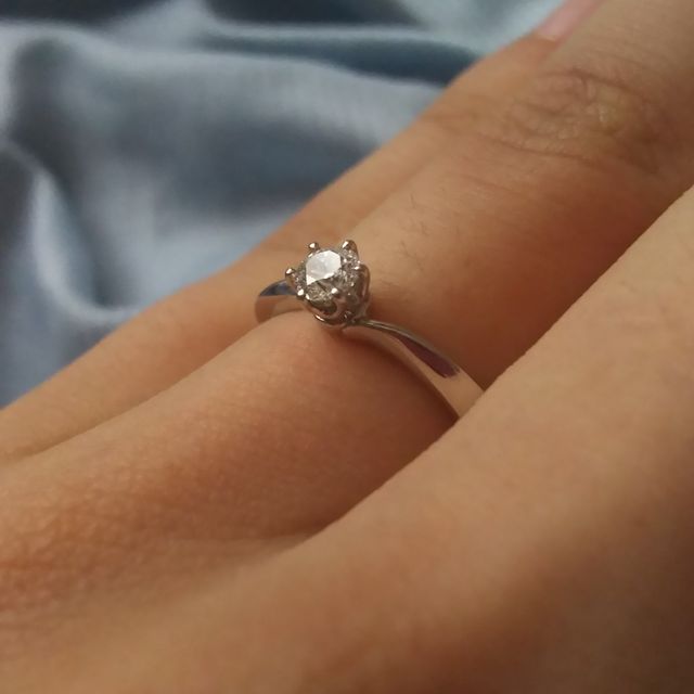 【4℃ BRIDAL(ヨンドシーブライダル)の口コミ】 婚約指輪なのでダイヤが１粒ついているものが理想的でした。
以前から４℃…